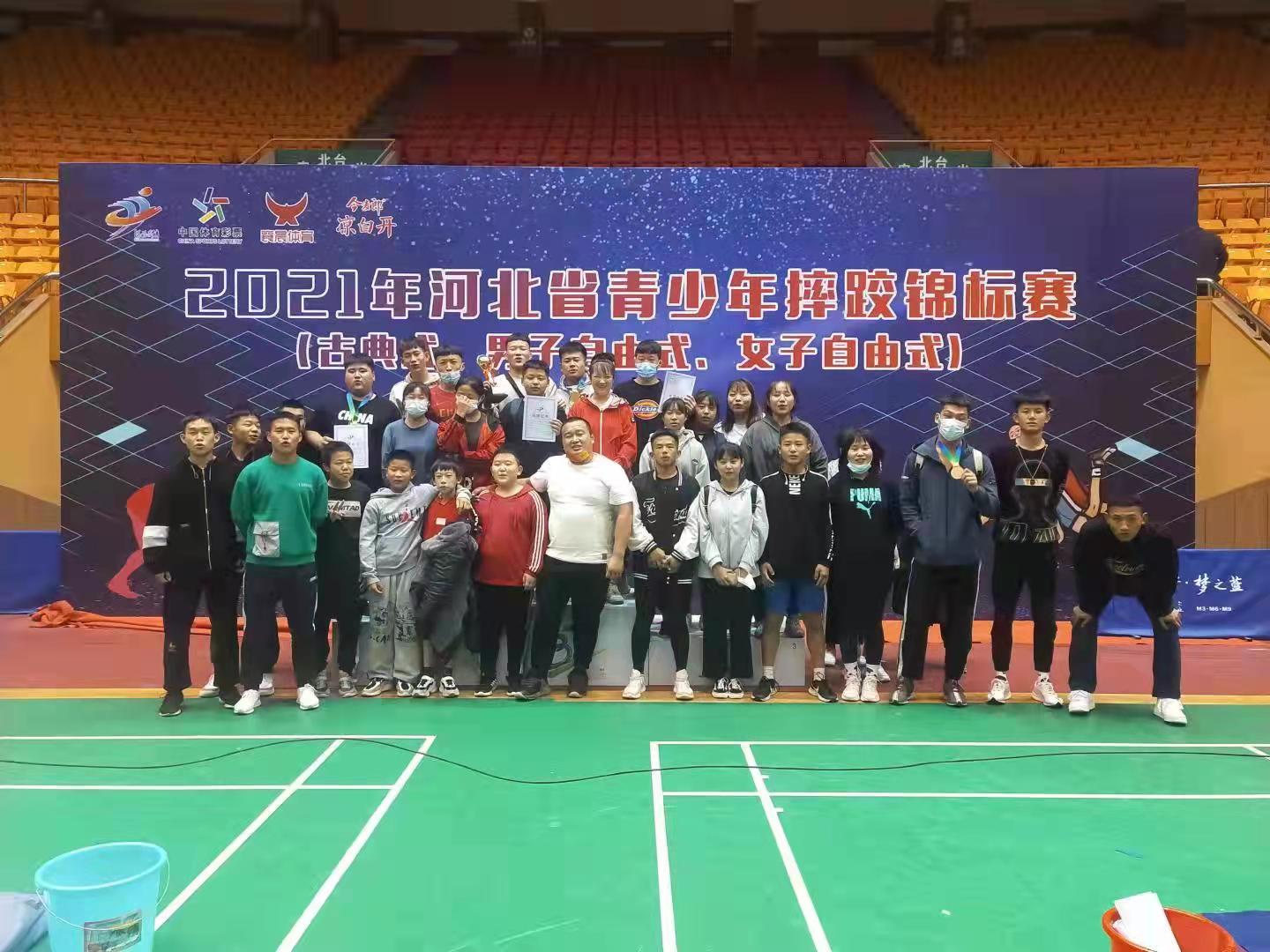我校运动员在河北省青少年摔跤锦标赛自由式摔跤比赛中获1金、1银、2铜